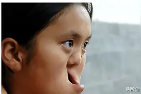 陕西农民为养“坑面”女弃婴将儿子送人，她变美后报恩嫁聋哑哥哥图片