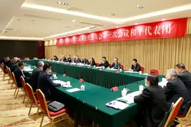 太原市万柏林区：区委书记孙泉参加六届人大三次会议和平代表团分组讨论图片