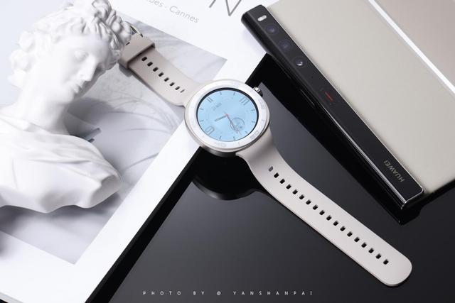 �ܴ�һ���̫���ģ���Ϊ�׿�ɻ����������ֱ�WATCH GT Cyber����