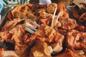 山东大姐路边卖羊杂，500斤一锅出锅就光，日宰30头羊供不上图片