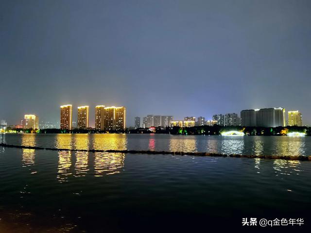 黄州遗爱湖畔夜未央，华灯织锦映湖光