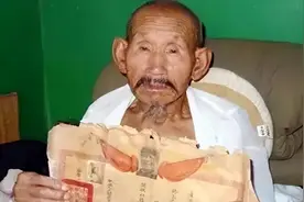 94年河南七旬老农还不起债，法院干部找上门，得知了他是剿匪英雄图片