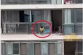 危险！一男童14楼窗沿边玩耍，被邻居劝回又跑出图片