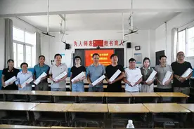 江西进贤：捐赠护眼灯 关爱乡村教师图片