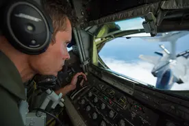 9架KC-135部署嘉手纳，或与佩洛西窜访有关，可保障F22空中加油图片