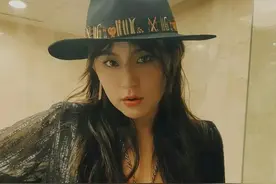 热依扎姐姐的穿着一如既往的“大胆”图片