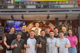 恭喜！51岁知名港星北京开餐厅，开业礼超30辆豪华摩托助阵排面足图片