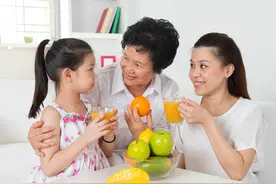 父母再累再忙，也不要让这3种老人帮忙带孩子，容易把娃养“废”图片