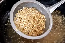大米倒进滚烫油锅，瞬间变美食，真是高手在民间，越嚼越香图片