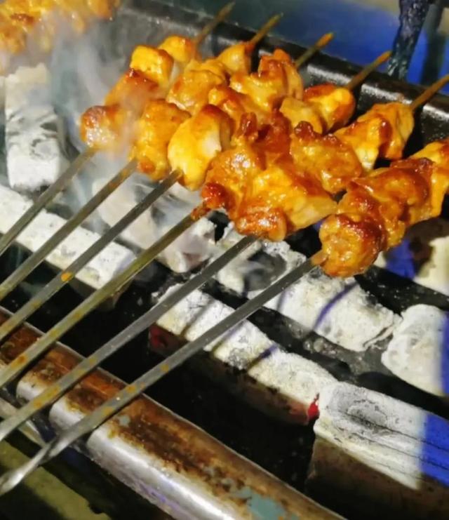 炭火烤猪肉腌制方法（每天教你做烧烤之炭烤五花的腌制配方）