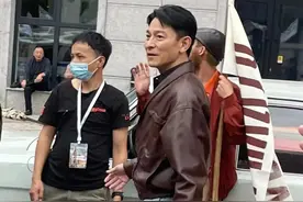 刘德华在哈尔滨拍戏遭围观，亲和无架子，御用替身也在现场图片