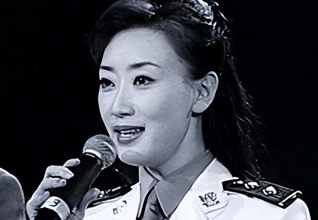“头号警花”王菲：是86名高官的公用情妇，包中携带大量安全套