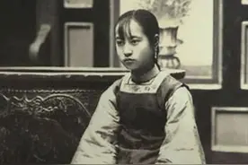 丫鬟逆袭成妾，为老爷生下儿子，却没资格上桌吃饭，站了整整24年图片