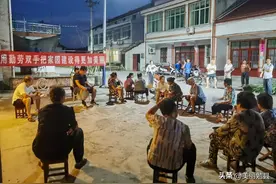 小院坝聚人心 办实事暖民意—天星村开展用勤劳双手把家园建设得更加美丽主题宣讲图片