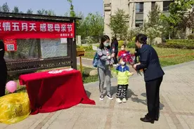 慰问空巢老人、赠送鲜花礼品、开展便民行动 这个母亲节，哈尔滨业主倍儿暖心！图片