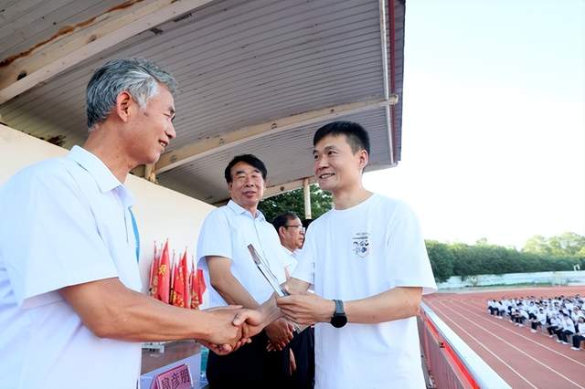 隆尧：高考日校友回母校 捐书讲座励志后人(图2)