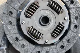 为什么很多手动挡车一两万公里就需要换离合器片，原因在这呢？图片