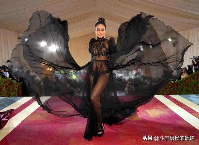 明星红毯争艳"秀"性感丁字裤