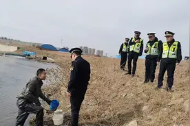 红虫明明是摇蚊的幼虫，为何多地禁止捕捞，钓鱼人还用不用？图片