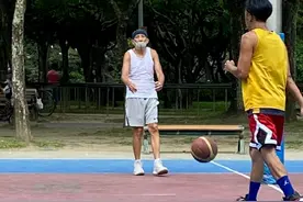 76岁老戏骨秦汉近照，骨瘦如柴苍老明显，曾与林青霞相恋多年图片