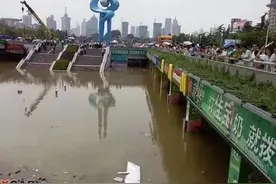 当年济南718暴雨事件，同学一直叫我冒雨去银座玩，我很庆幸没去图片
