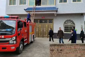千钧一发！南充公安民警、消防队员果断爬窗破门，为受害人保住了3万元！图片