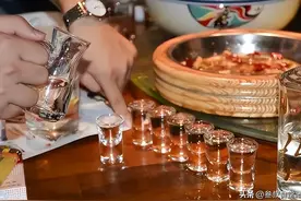 左撇子注意：酒桌敬酒有讲究，用左手在酒场是大忌，弄懂不得罪人图片