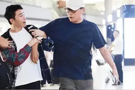 搂住好友被冷漠甩开，一场意外看清他人嘴脸，今演技炸裂圈粉无数图片