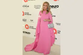 63岁希尔顿老板娘穿粉裙扮嫩！斗篷裙好美，身材赞就是硅胶脸太假图片