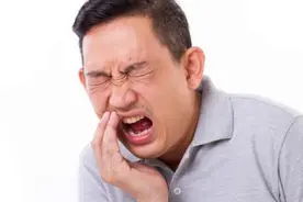 抠一下牙齿，发现有软软发臭的黄泥？到底是啥？早知道早受益图片