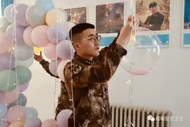 齁甜！边疆军营上演浪漫求婚图片