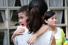 为啥孩子被吼后不说话，反倒求你抱抱，知道了真相你还敢吼吗？图片