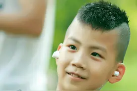 还记得《爸爸去哪儿》里的康康吗？身高赶超爸爸了？图片