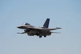 美国一天之内连摔两架先进战机！继F22之后，又有一架F16战机坠毁图片