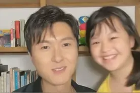 王浩信回港过年带女儿上街，街边吃汉堡很开心，11岁王靖乔像父亲图片