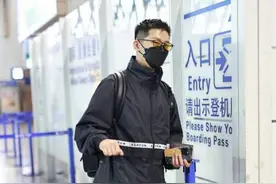 窦骁现身巴厘岛打点婚礼布置，港媒曝他请120名保安护何超莲安全图片