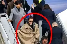 马克龙访华，巩俐随身陪同，坐总统专机回娘家霸气彰显中国文化图片