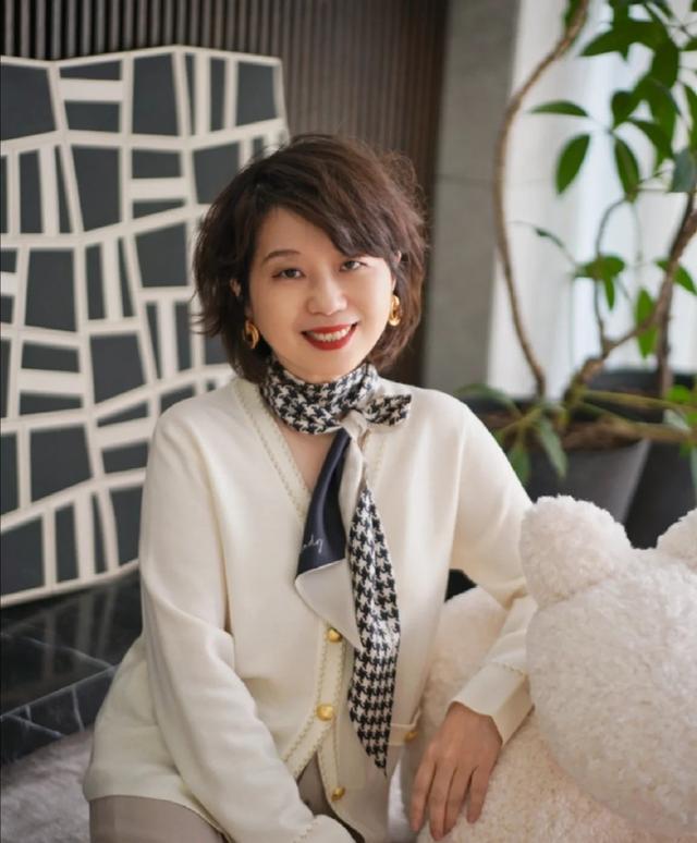 中年女人头发留短点更洋气!这款层次短发超显脸小,简单又显年轻