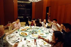 跟领导喝酒，不管有钱没钱，千万别说这3句话，难升职还得罪人图片