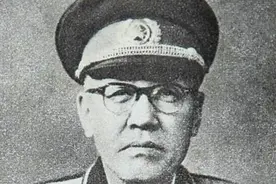 1955年大授衔，这两个人的军衔授高了，为什么没有人觉得不合理？图片