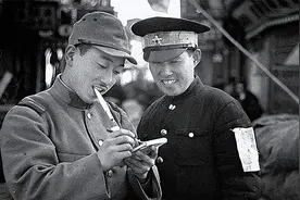 深夜，几个伪兵提着匣枪，突然打开牢门，被俘八路想：要上路了…图片