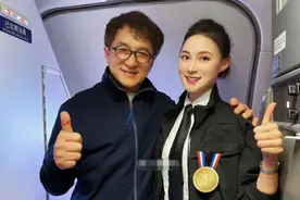 成龙68岁还不安分，和空姐亲密接触，索要住址电话图片