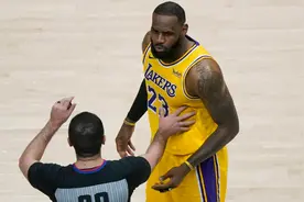 詹姆斯走步都走的那么自然，一起来数一数，这个是四步还是五步？图片