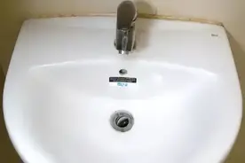 洗手池发黄难清洗？只需家中几个常用的东西，轻松去除焕然如新图片