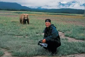 人性输给兽性，保护灰熊十几年的环保斗士，沦为灰熊的饱腹美食图片