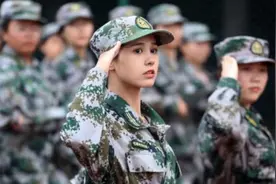 军训女神艾菲再次走红，颜值不输明星，为了学业拒绝7家传媒公司图片