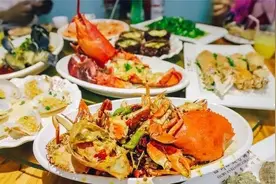 退休三年领导组团到我市旅游，打电话让我请客，我咬牙结账时愣了图片