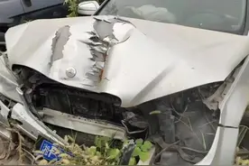 看到一台撞报废的豪车 跑上去拆了它的车机还有全车喇叭 捡了大便宜图片