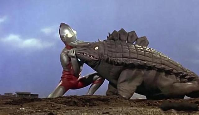 这三个搞笑的奥特曼，除了初代抬不动怪兽，这两个奥特曼心不在焉