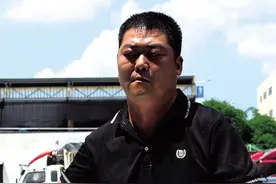 记者探访十堰制冰厂：工人们穿着棉大衣往返于“冰火两重天”图片